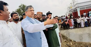 মগনামা জেটিঘাট ও বেড়িবাঁধ পরিদর্শনে স্বরাষ্ট্রমন্ত্রী